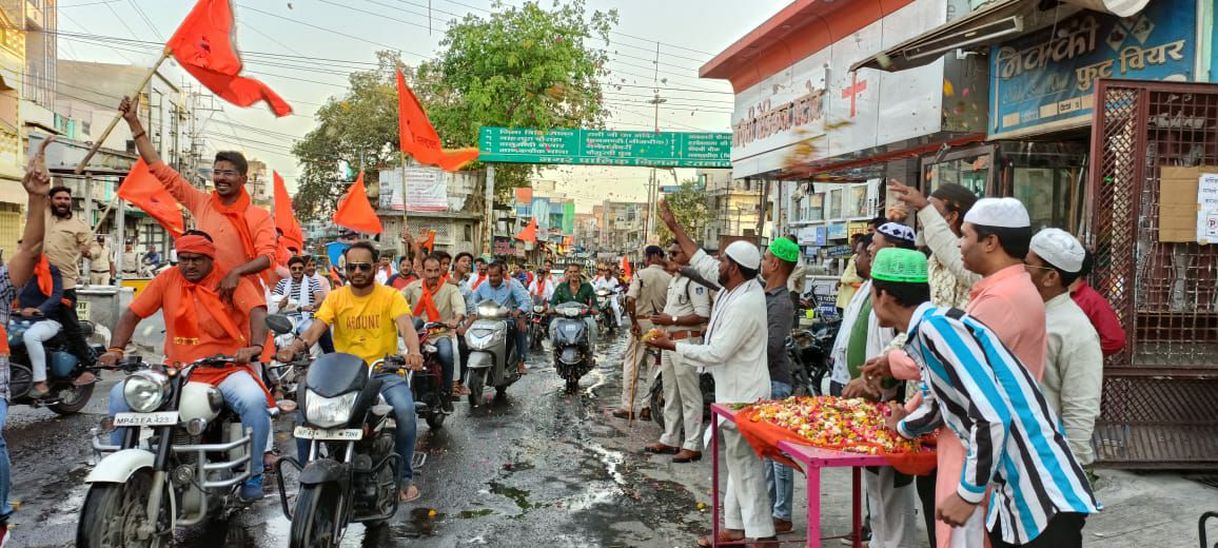 Muslims showered flowers at the rally of Brahmins in Ratlam Video