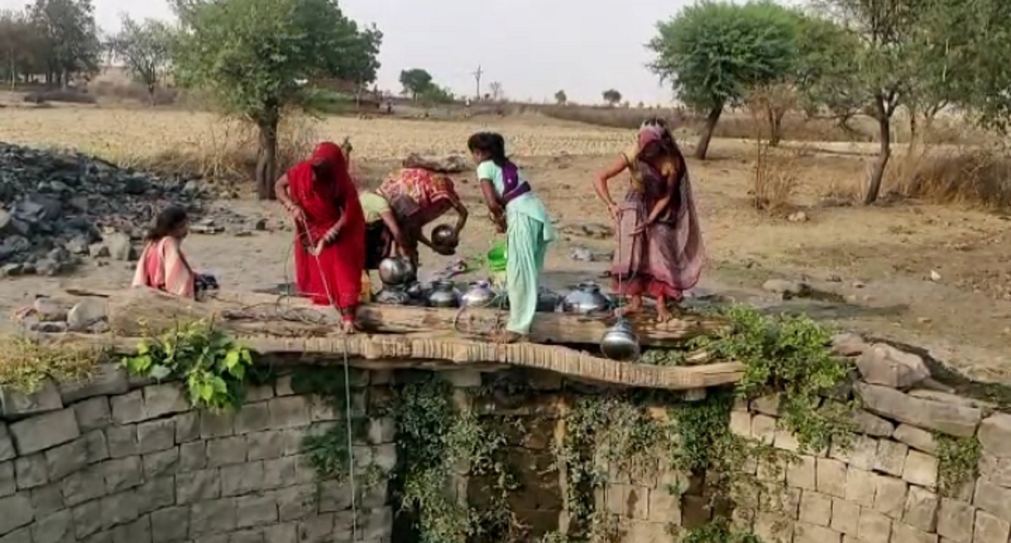 मोदकपुर, फतेहपुर के ग्रामीणों को मिल रहा मुश्किल का पानी