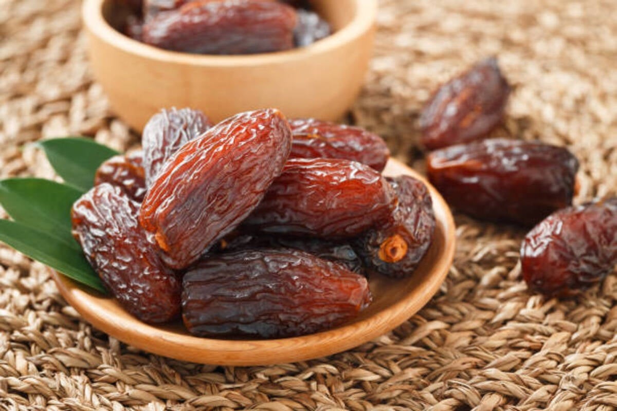 amazing health benefits of dates khajoor khane ke fayde in hindi | Dates  Benefits: इस वक्त रोजाना करें खजूर का सेवन, बीमारियां हो जाएंगी दूर और सेहत  को मिलेंगे ये जबरदस्त लाभ |