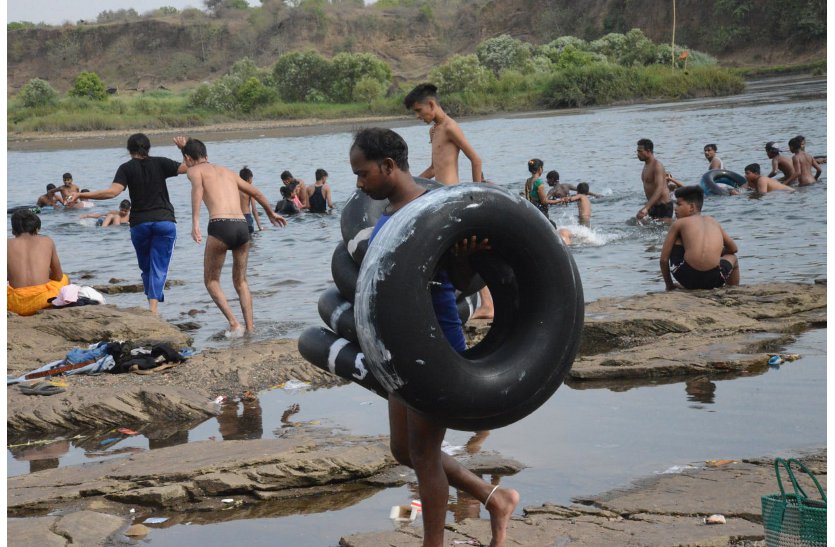 Learning swimming in the river Narmada by taking a tube on rent of 20 rupees!