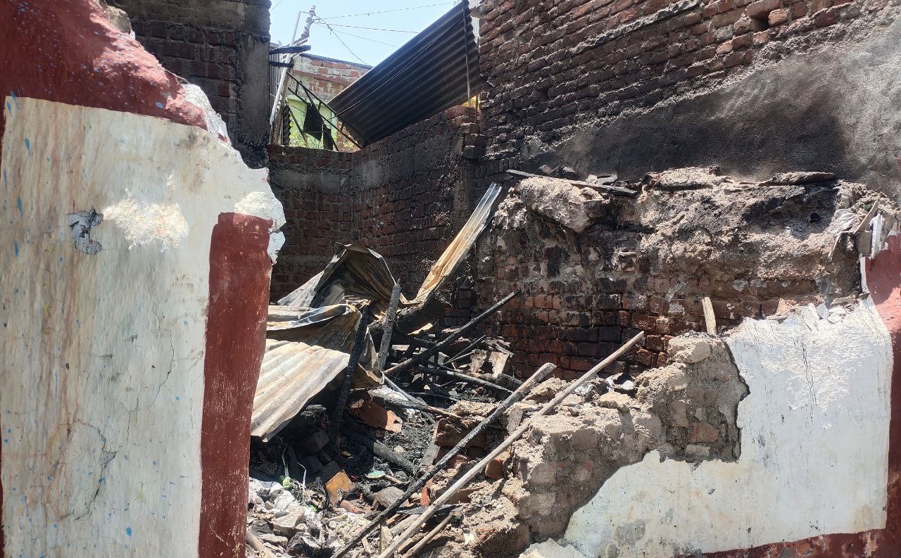 गलियों में घरों की आग बुझाने लगाना पड़ती है जुगाड़, तब तक जल जाता घर