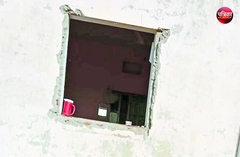 तीन मकानों की खिड़कियां तोड़ चोरी की वारदात