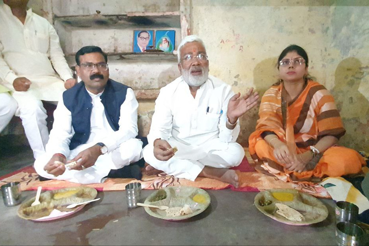कैबिनेट मंत्री स्वतंत्र देव सिंह ने बबलू वाल्मीकि के घर भोजन करने के बाद परिवार से किया ये वादा