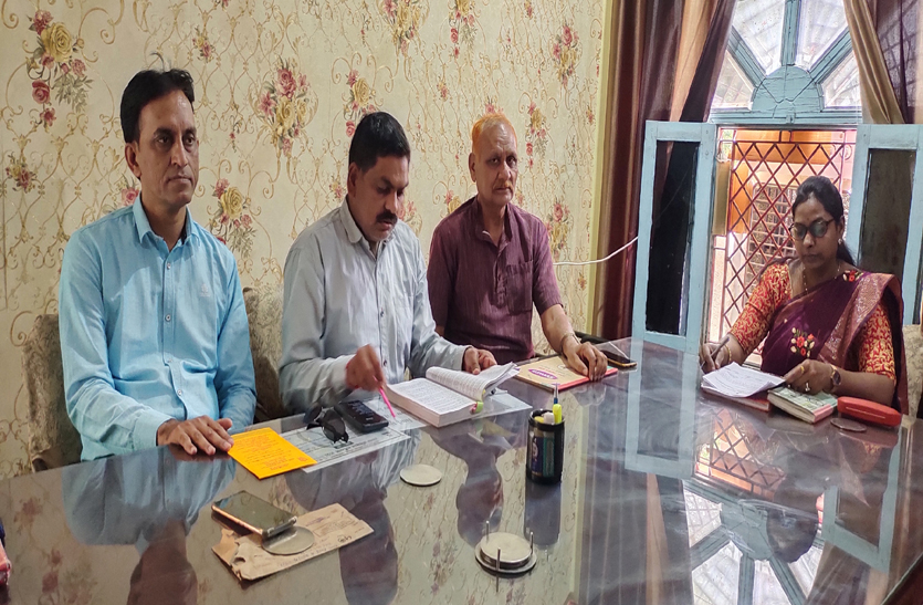 सुनवाई के लिए चर्चा करते बाल कल्याण समिति के सदस्य।