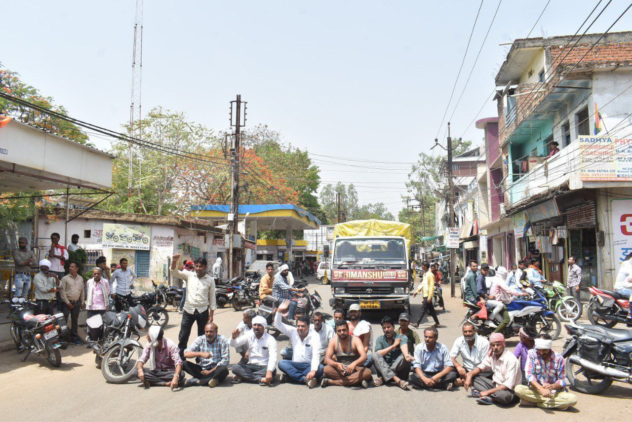 अफसरों ने फोन नहीं उठाए तो बिजली कंपनी के दफ्तर के सामने किसानों ने दिया धरना