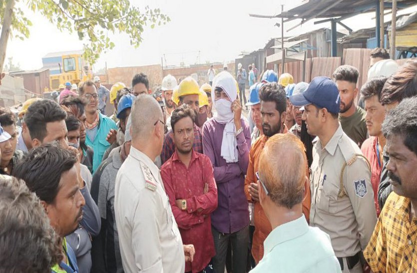 workers-strike-to-increase-wages-in-singaji-power-project