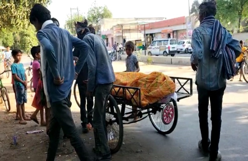 Gujarat News : रिक्शे से शव ले जाना पड़ा श्मशान