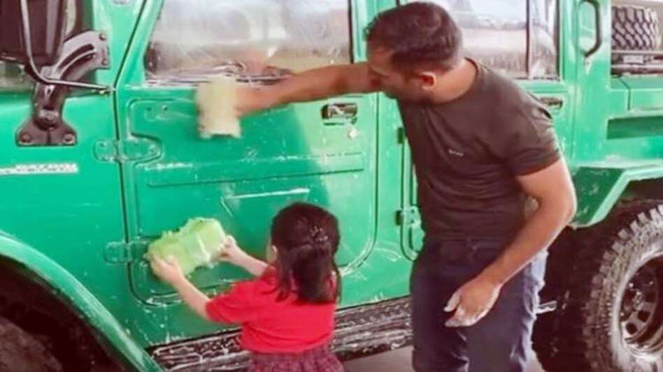 dhoni_car.jpeg