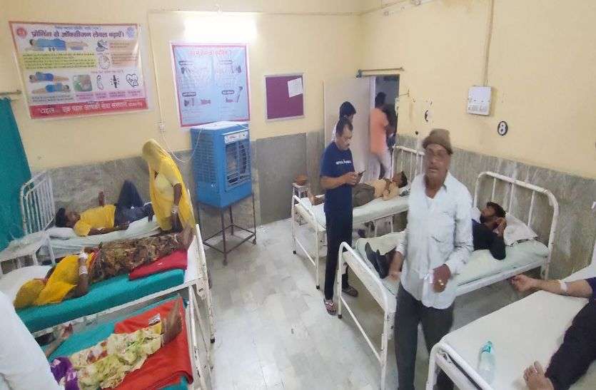 शादी का खाना खाकर 300 लोग बीमार, एक बेड पर दो-दो मरीज, ग्रामीणों ने संभाली कमान