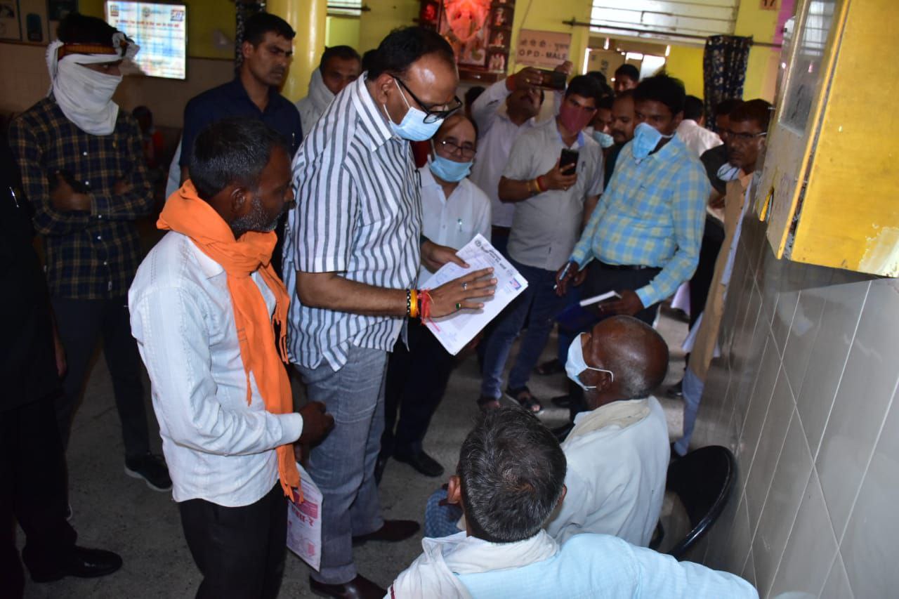 डिप्टी CM बृजेश पाठक ने सामुदायिक स्वास्थ्य केंद्र बछरावां में किया औचक निरीक्षण