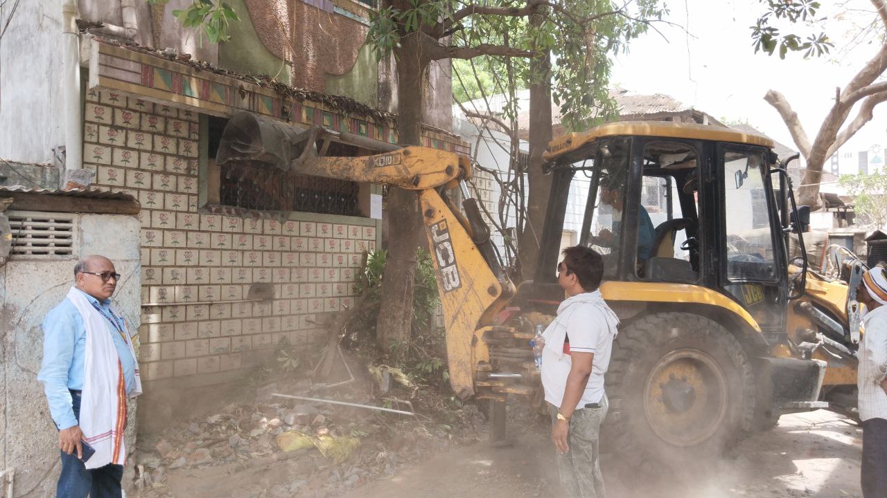 Administration's bulldozer ran at Hasam Bhangarwale's house