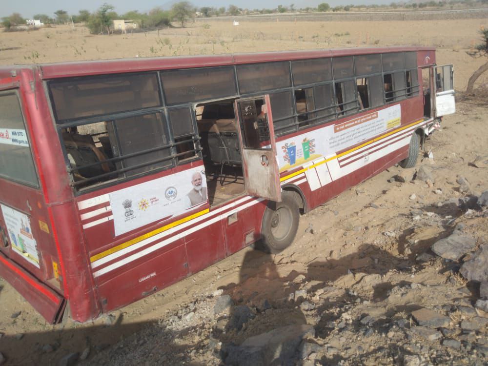 Roadways accident...गुजरात रोडवेज की बस के साथ बाड़मेर में हादसा, 8 यात्री के चोटें आई