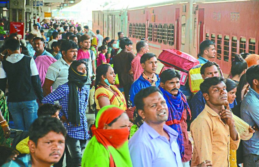 ट्रेनों के 700 फेरे रद्द, स्टेशन में भीड़, लाखों यात्री हलाकान