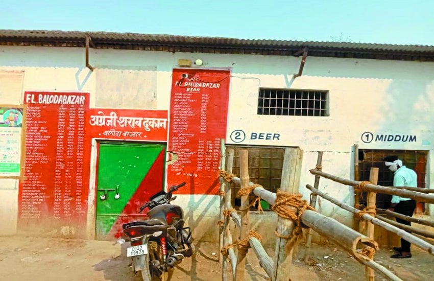 बलौदाबाजार जिले की देशी तथा अंग्रेजी शराब दुकानों में खुलेआम अधिक दर पर बिक रही शराब