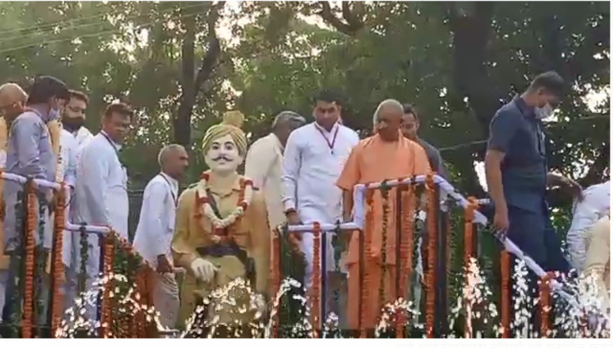 CM Yogi Meerut visit : क्रांतिधरा मेरठ पहुंचे मुख्यमंत्री योगी आदित्यनाथ ने 1857 के शहीद क्रांतिकारियों को किया नमन