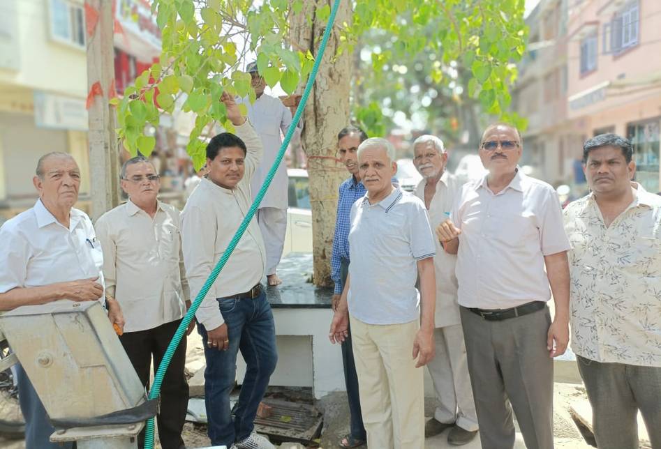 पक्षियों के लिए लगा रहे परिण्डे, पानी भरने का संकल्प
