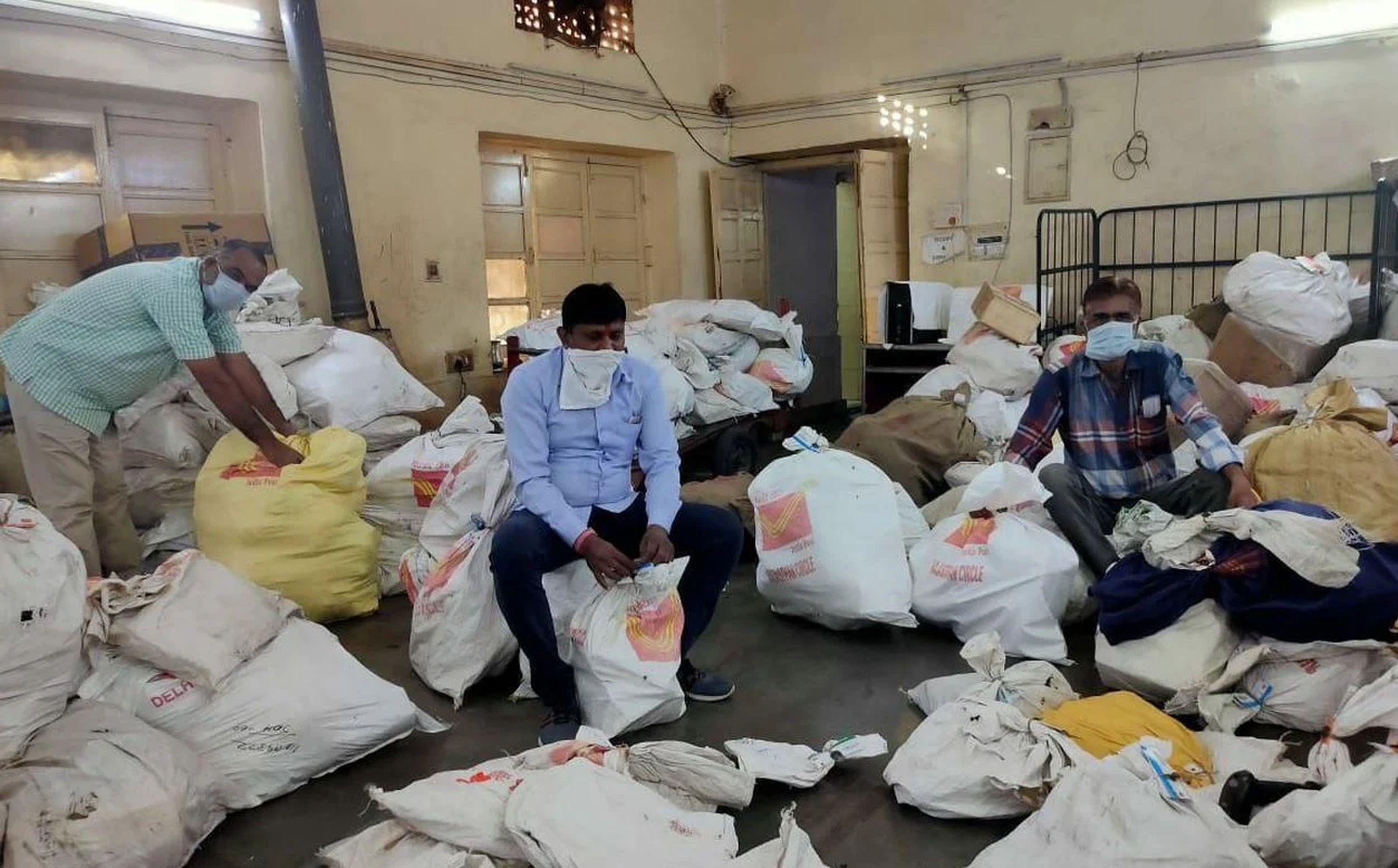 India Post: कफ्र्यू से 10 हजार डाक अटकी, डाकघरों में लगा अम्बार