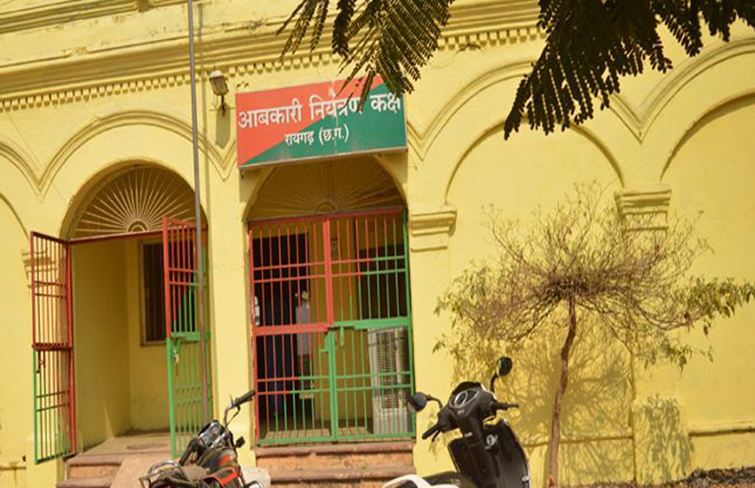 नए सत्र का दो माह बितने के बाद भी नहीं हो पाई शराब दुकान व्यवस्थित