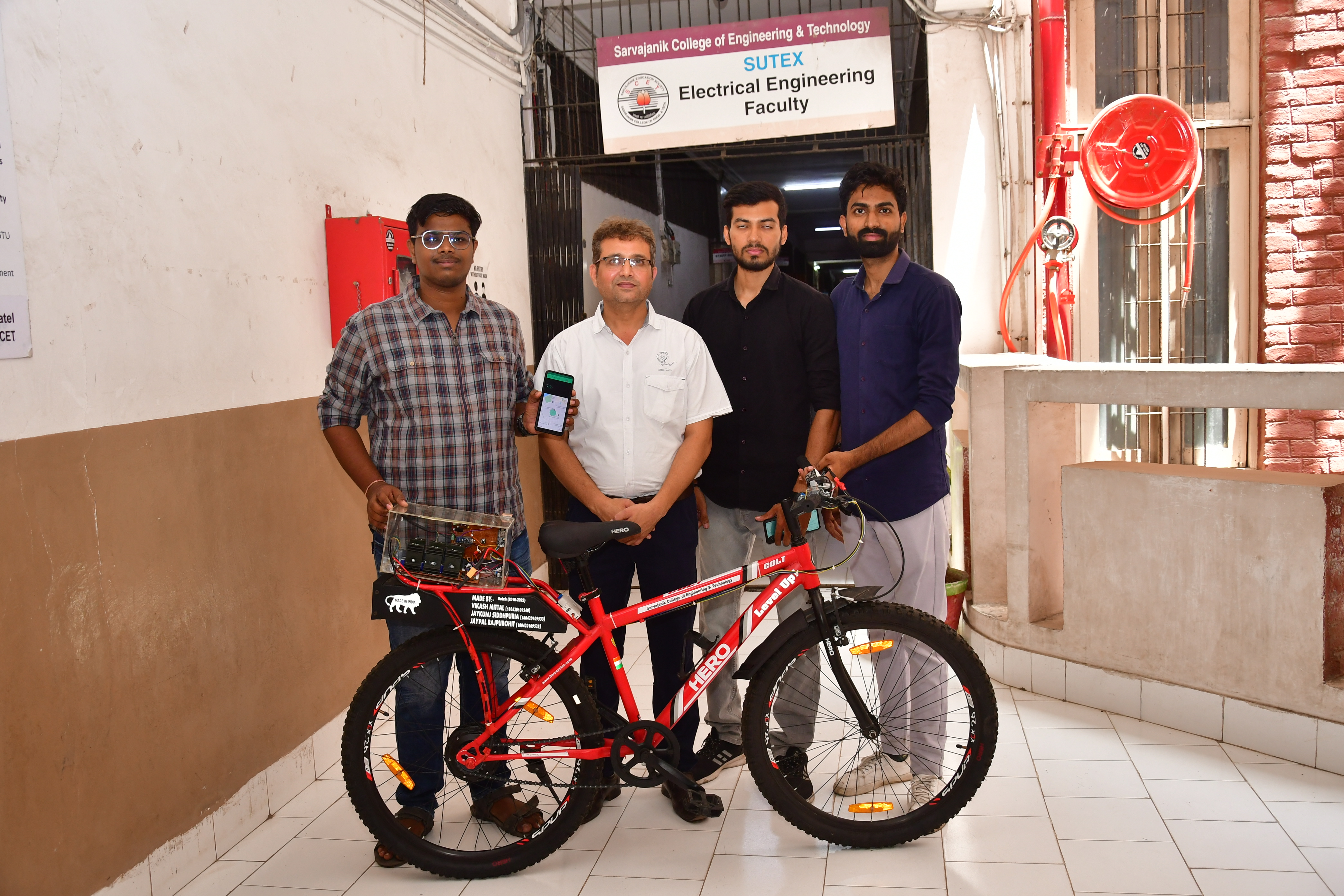 e-vehicle : बदलते जमाने के साथ सूरत के विद्यार्थियों ने आविष्कार की अनोखी ई -साइकिल
