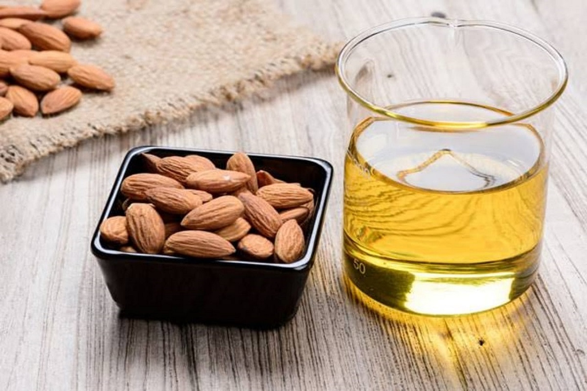 Almond Oil for Skin: त्वचा पर बादाम तेल लगाने के फायदे जानकर हो आप हो जाएंगे हैरान, त्वचा के लिए होता है वरदान