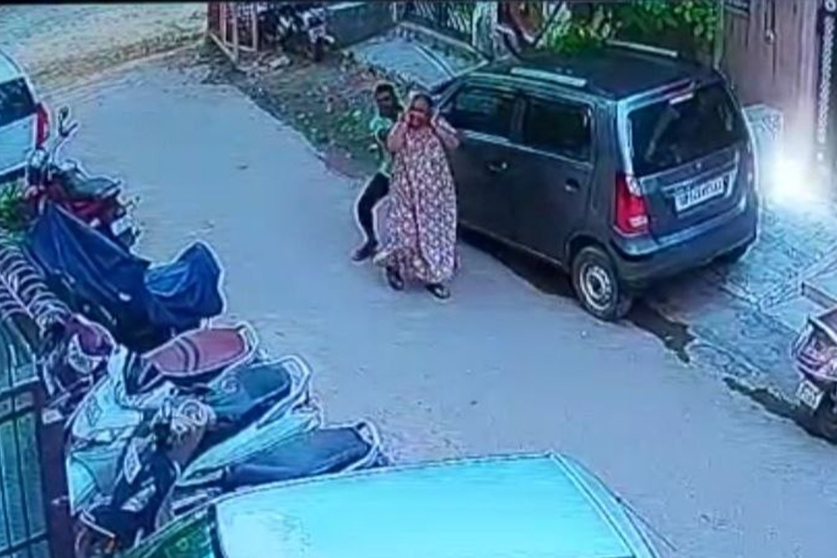 chain-snatching-from-woman-doing-morning-walk-cctv-footage.jpg