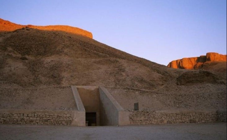 UFO expert scott C wairing claims egypt like tomb on mars