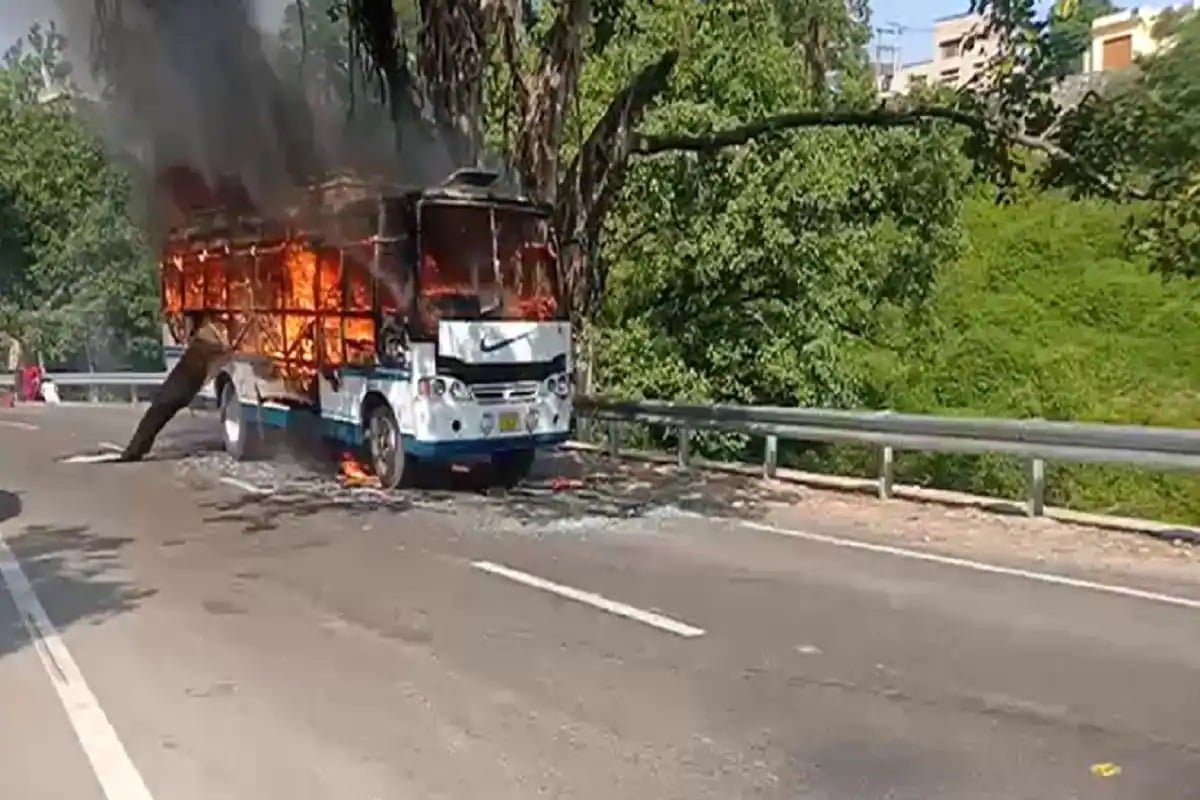 कटरा से जम्मू जा रही बस में लगी आग, 4 लोगों की मौत, 22 यात्री झुलसे