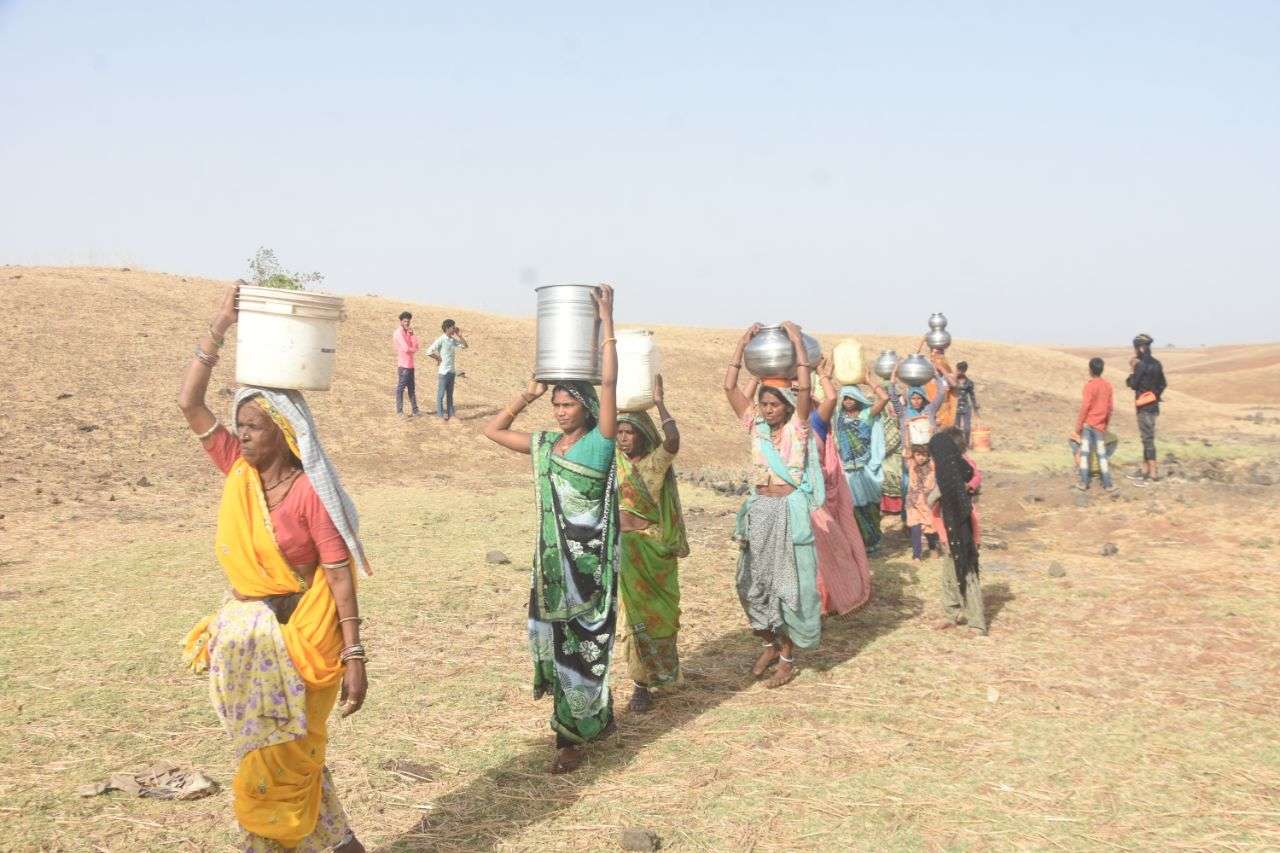 अफसरों का दावा फेल, शहर से 8 किलोमीटर दूर खुल गई पोल, 2 किमी दूर से आग उगल रही गर्मी में पानी ला रही महिलाएं