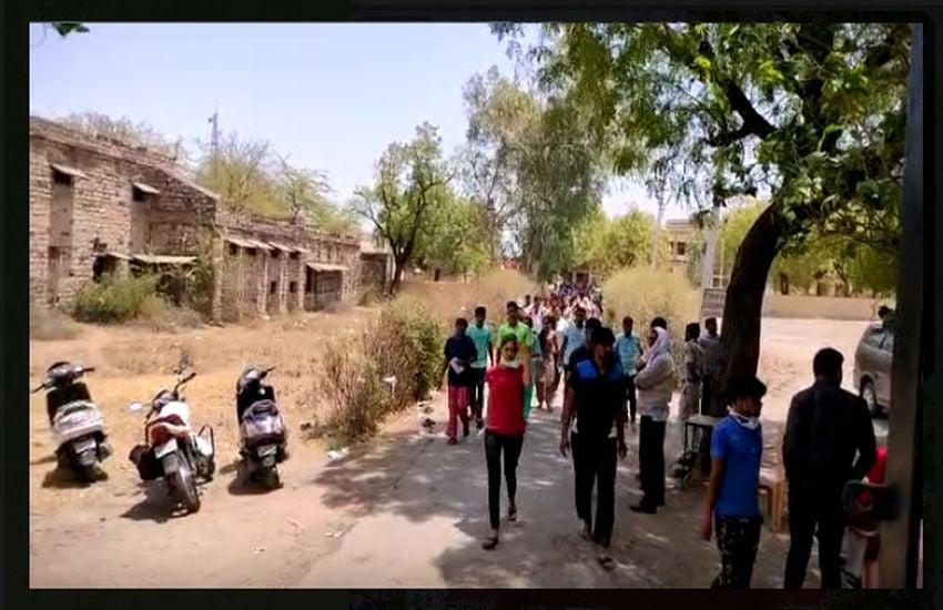 वीडियो : कोई चूक न जाए, इसलिए अंतिम पांच मिनट में एसपी ने आवाज लगाकर परीक्षार्थियों से केन्द्र में प्रवेश करने को कहा