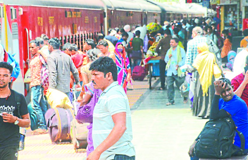 हावड़ा-मुंबई रूट की 6 एक्सप्रेस रद्द, तीन ट्रेनें देर से होंगी रवाना