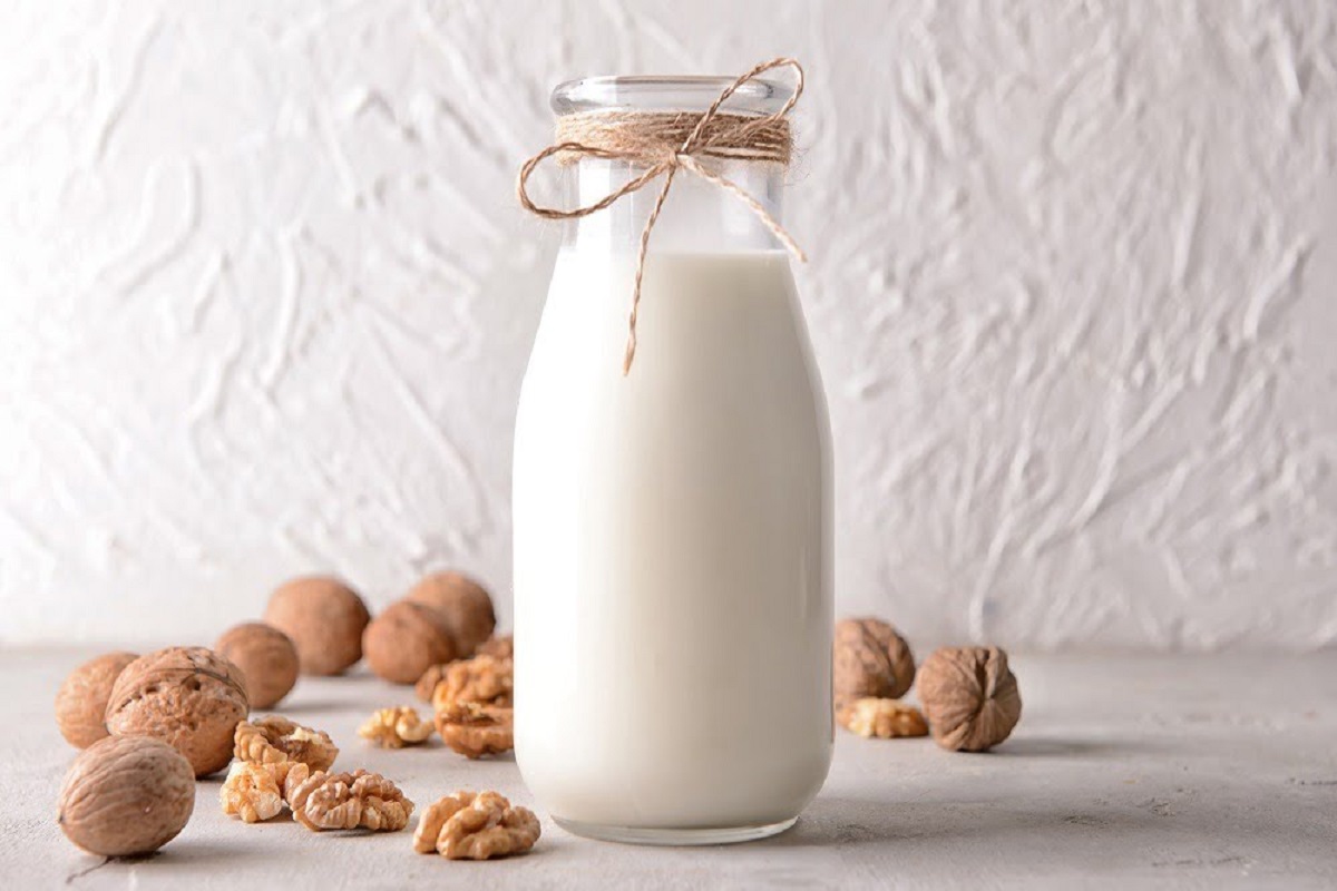 Walnut with Milk Benefits: जानिए दूध के साथ अखरोट का सेवन करने से मिलते हैं कई फायदे, कई बीमारियों के लिए है वरदान