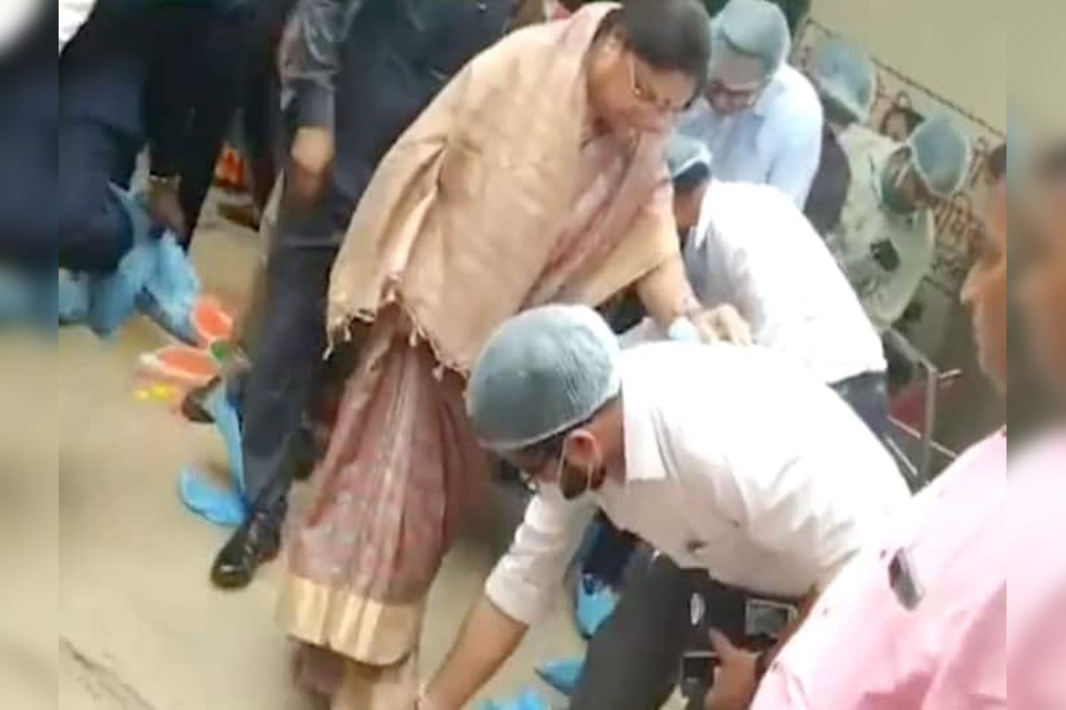 Baby Rani Maurya Video Viral : कैबिनेट मंत्री का वीडियो वायरल कर रालोद ने कसा तंज, कहा- ठाठ देखिए, कर्मियों से उतरवा रहीं जूते के डिस्पोजल कवर