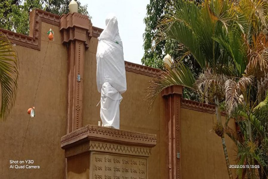 शहर के रिंग रोड के गांधी चौक पर लगी बापू की प्रतिमा मिली खंडित, पुलिस कर रही जांच