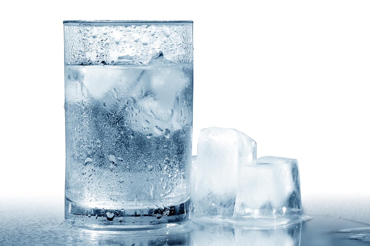 Cold Water Side Effects: गर्मियों में ज्यादा ठंडा पानी पीते है, तो हो जाए सावधान, सेहत को पहुंचा सकता है नुकसान
