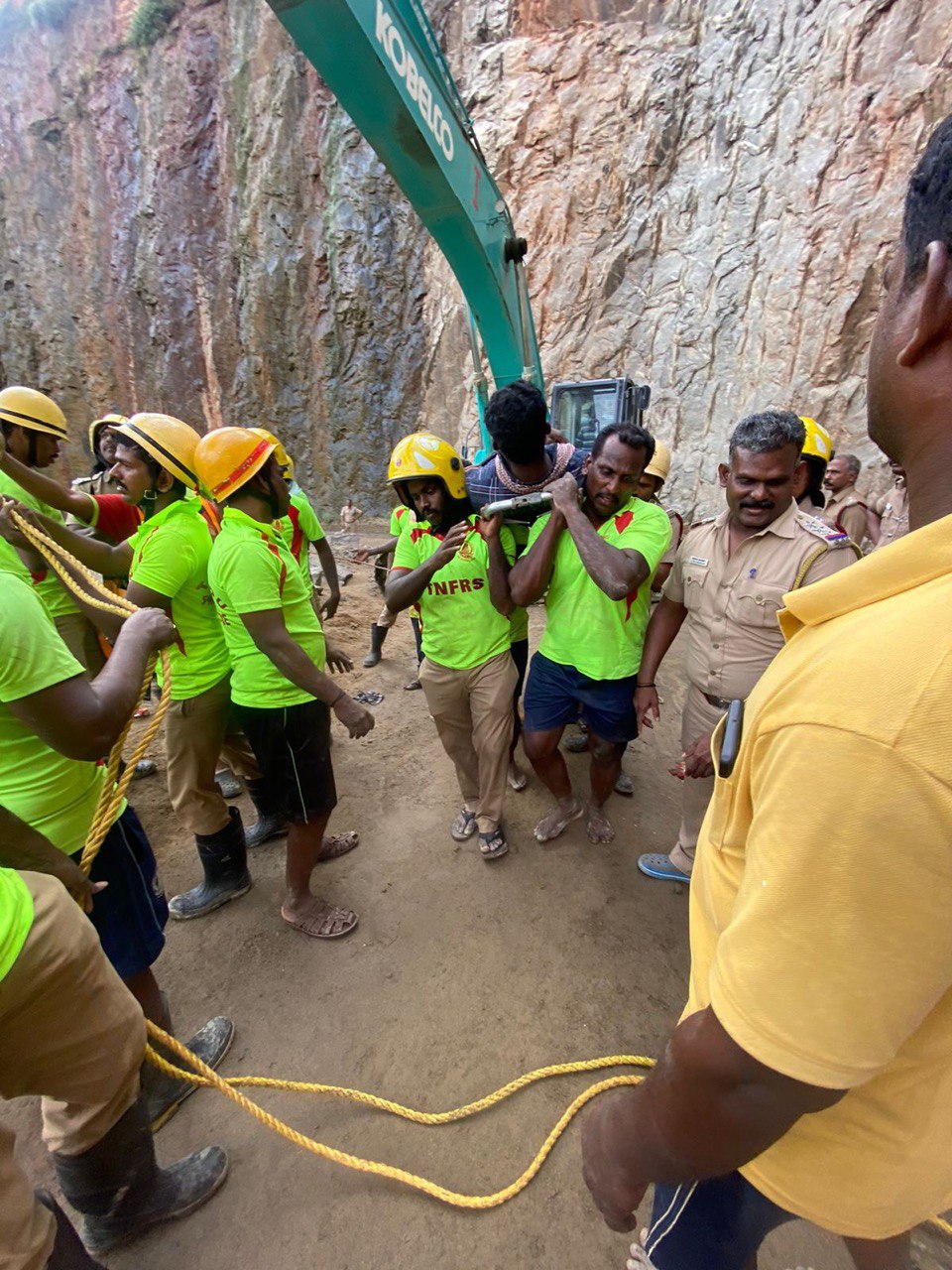 Tamil Nadu : 300 फीट गहरे खदान में गिरा बोल्डर 6 लोग फंसे, 2 को किया गया रेस्क्यू