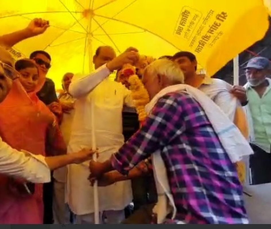 Video : बूंदी आए लोकसभा स्पीकर ओम बिरला, लोगों के बांटे दु:ख-दर्द,  श्रमवीरों के लगाए छातें