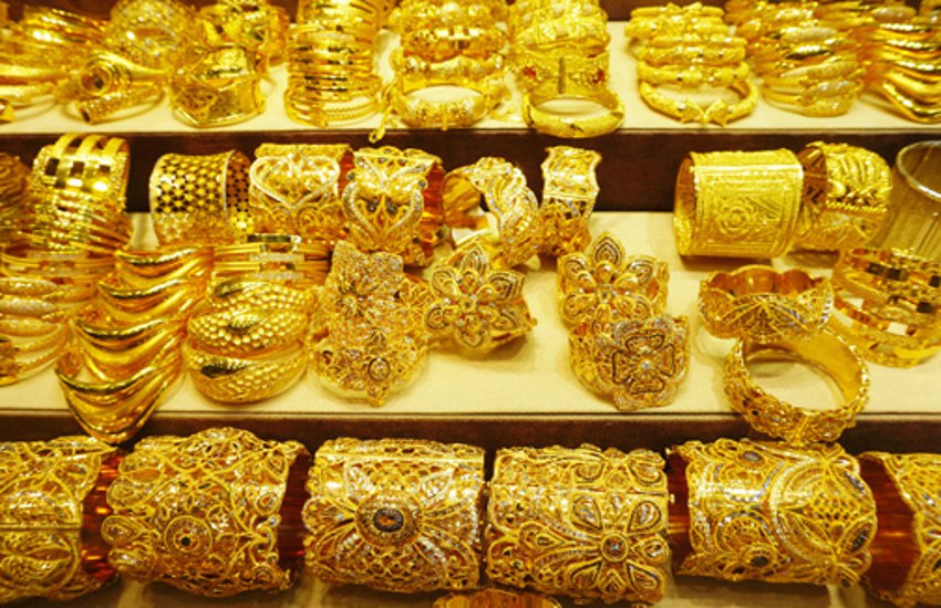 बड़ी खबर: गोल्ड शोरूम में करोड़ों का सोना चोरी, पूरे बाजार में हडक़ंप- देखें वीडियो