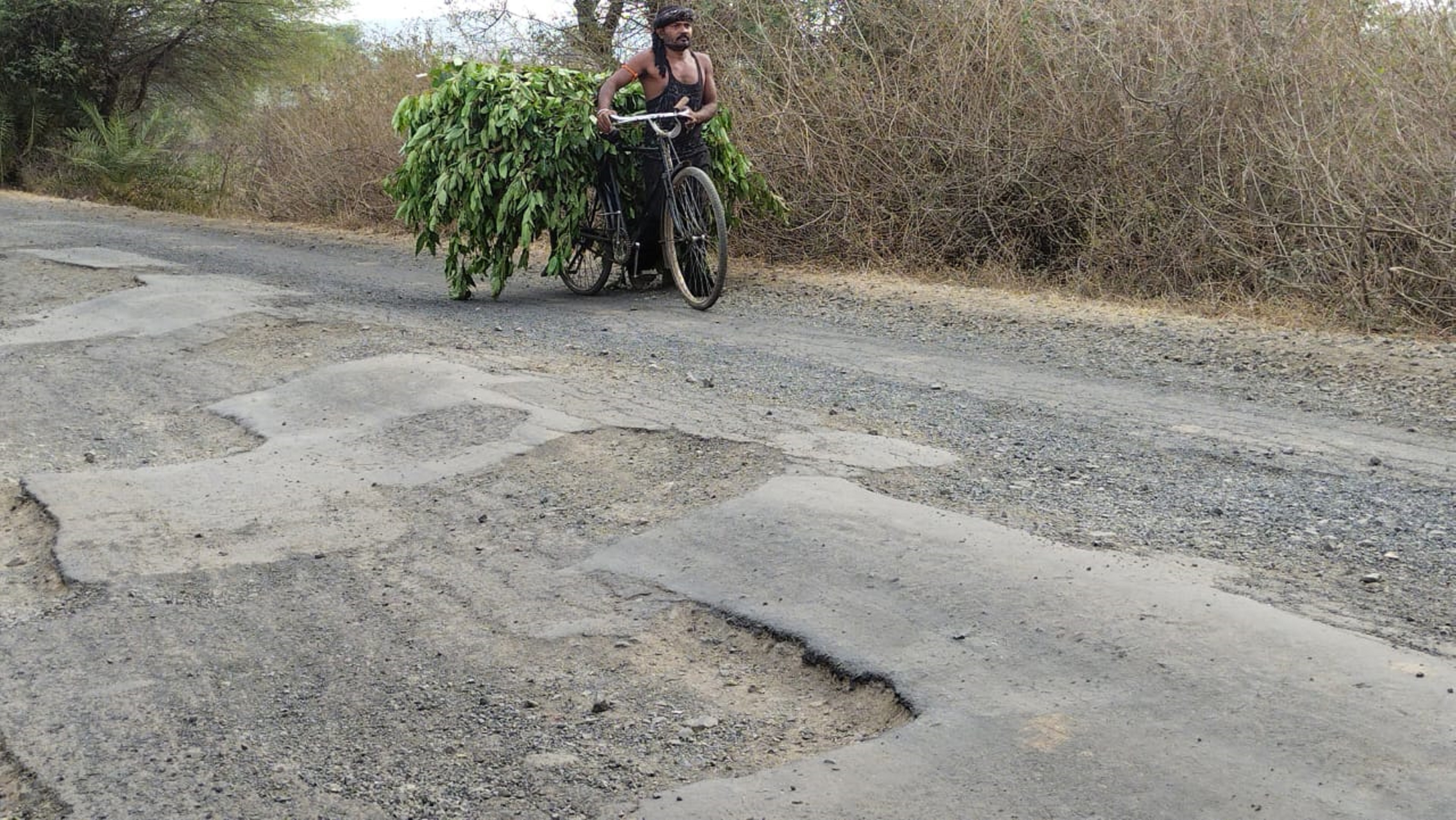 क्षतिग्रस्त मार्ग से ग्रामीणों के छिल रहे पांव