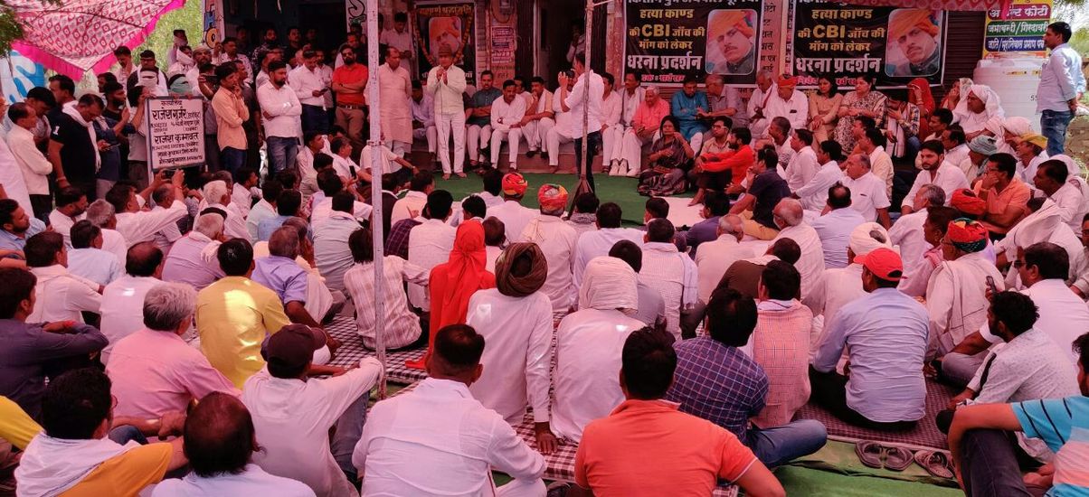 भाजपा के साथ रालोपा के कार्यकर्ताओं का एसडीएम परिसर के सामने धरना जारी   
