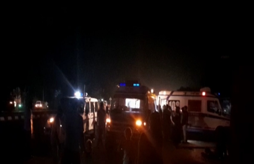 Gujarat Road Accident : हाईवे पर खड़े ट्रक से लक्जरी बस टकराई, 3 यात्रियों की मौत