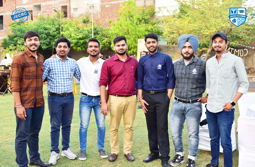 पुराने दोस्तों से मिलकर खिल खिलाए चेहरे