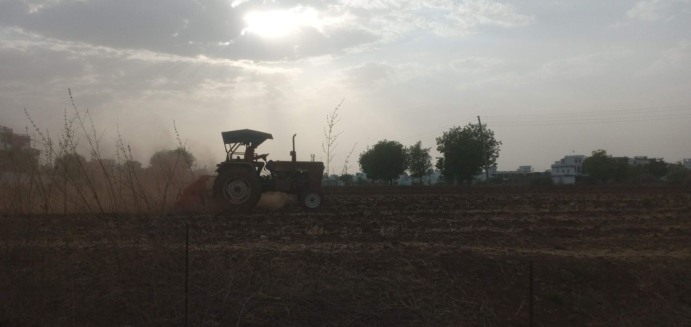 मानसून की आमद की संभावना के बीच खेतों में तैयारियां करने लगे किसान