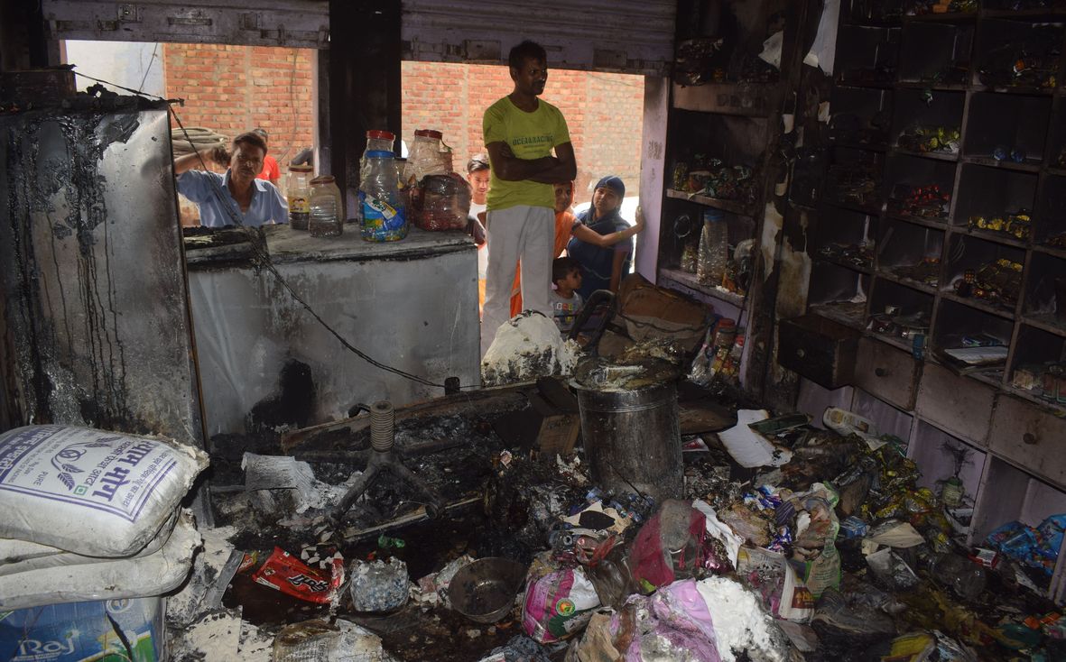 परचून की दुकान-गोदाम में आग, लाखों का हुआ नुकसान, पड़ोसी बने मददगार