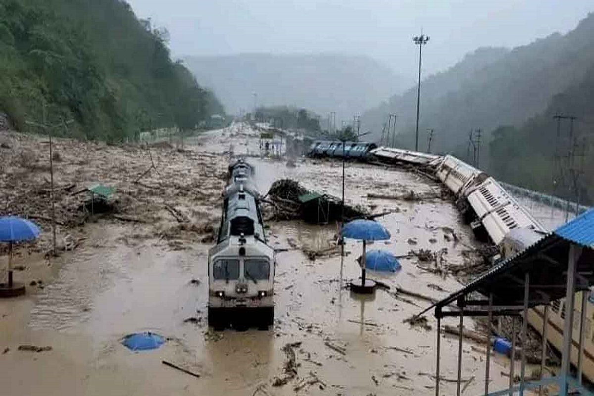 Assam Flood: असम में बारिश और बाढ़ से भीषण तबाही, स्टेशन डूबे, पानी के बहाव में ट्रेन तक पलटी