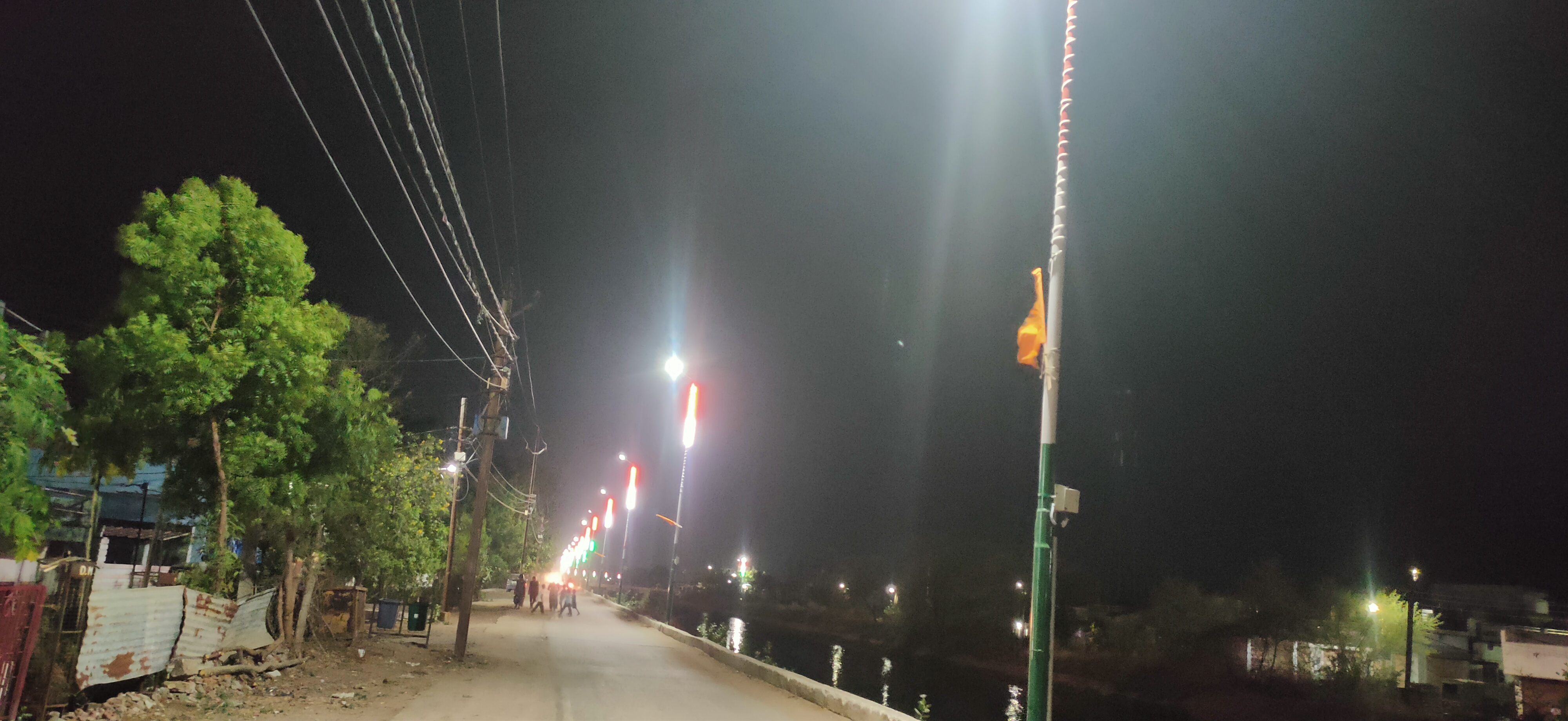 चार दिन की चांदनी साबित हो रही नहरिया बाबा मंदिर मार्ग की तिरंगा लाइट