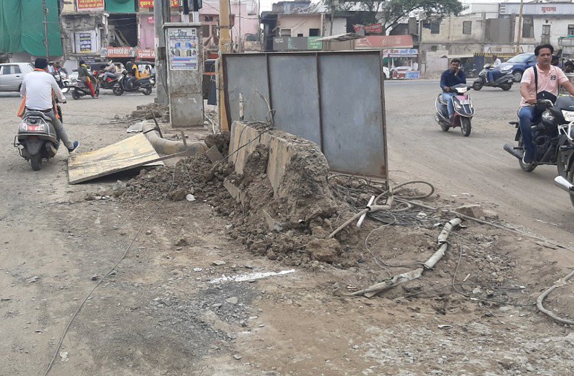 Wires lying open on the road, danger of current