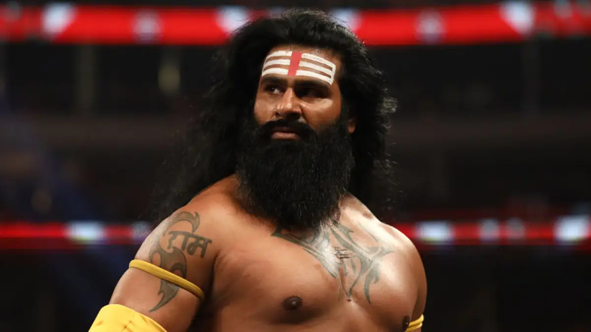भारतीय सुपरस्टार Veer Mahaan को WWE रिंग में पीट-पीटकर किया गया 'अधमरा', मेन इवेंट में बवाल