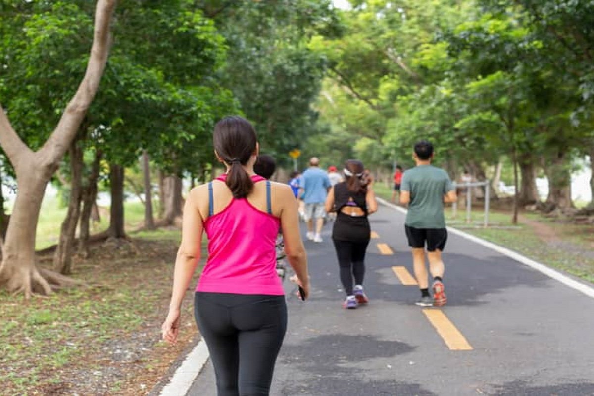 Health Tips: रोजाना पैदल चलने से शरीर को मिलते हैं अनगिनत फायदे, कई बीमारियों को दूर करने के लिए है रामबाण
