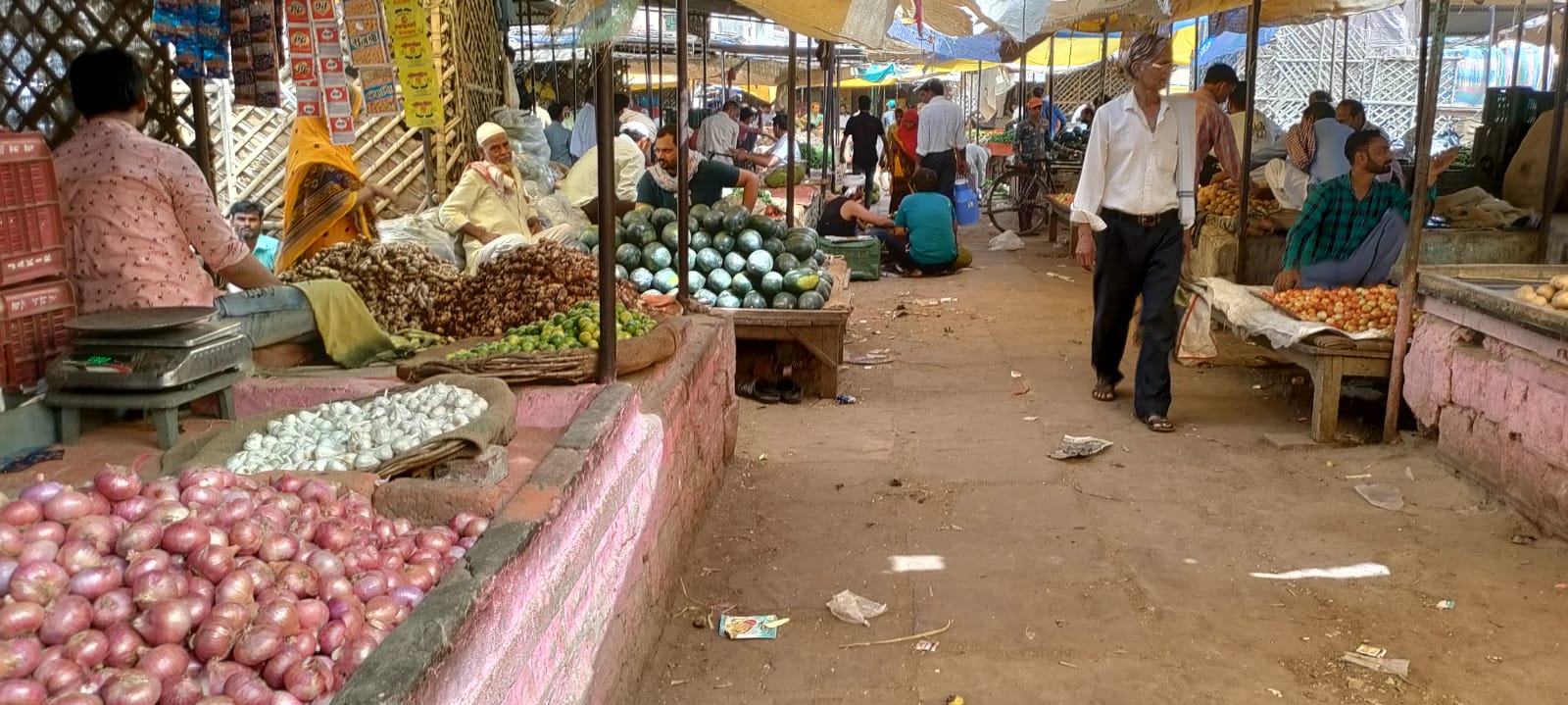 10 की रसीद थमाकर दुकानदारों से 40  रुपए की अवैध वसूली