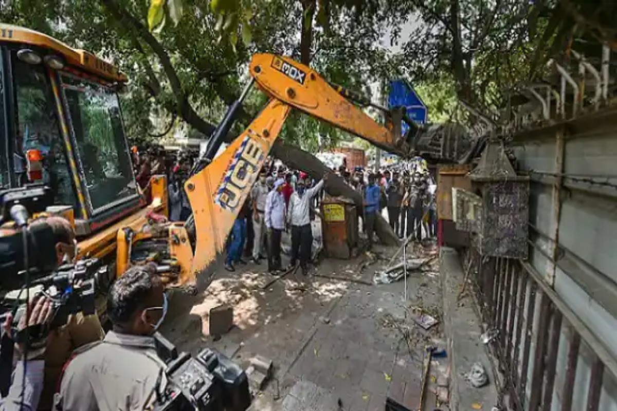 bulldozer-run-once-again-in-delhi-today-policemen-demand-for-security.jpg